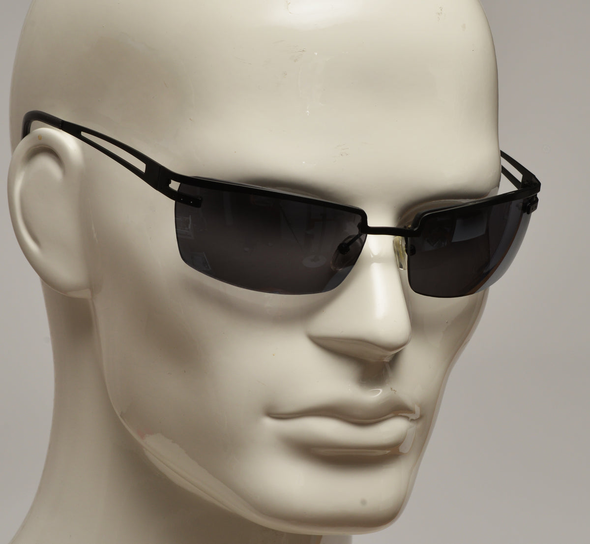 Freestyle Sonnenbrille 7469-003 mit schwarzem Metallrahmen und dunkelgrauen Gläsern