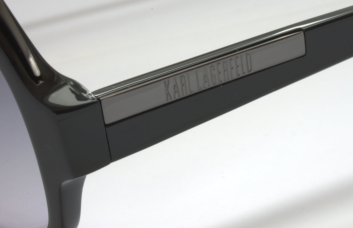 Detail des Logos am Bügelgelenk der Karl Lagerfeld KL 606S-001