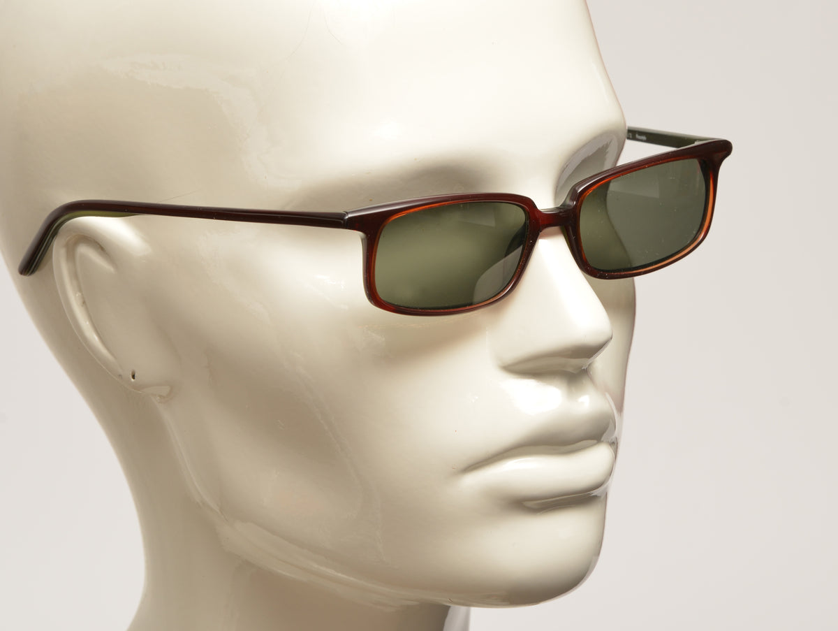 Freestyle Sonnenbrille 7353/2 an der Kopfbüste – brauner Kunststoffrahmen, olivgrüne Gläser