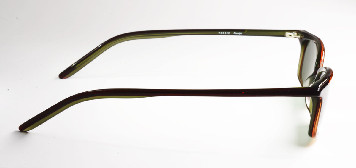 Freestyle Sonnenbrille 7353/2 in Seitenansicht – schmaler Bügel aus braunem Kunststoff