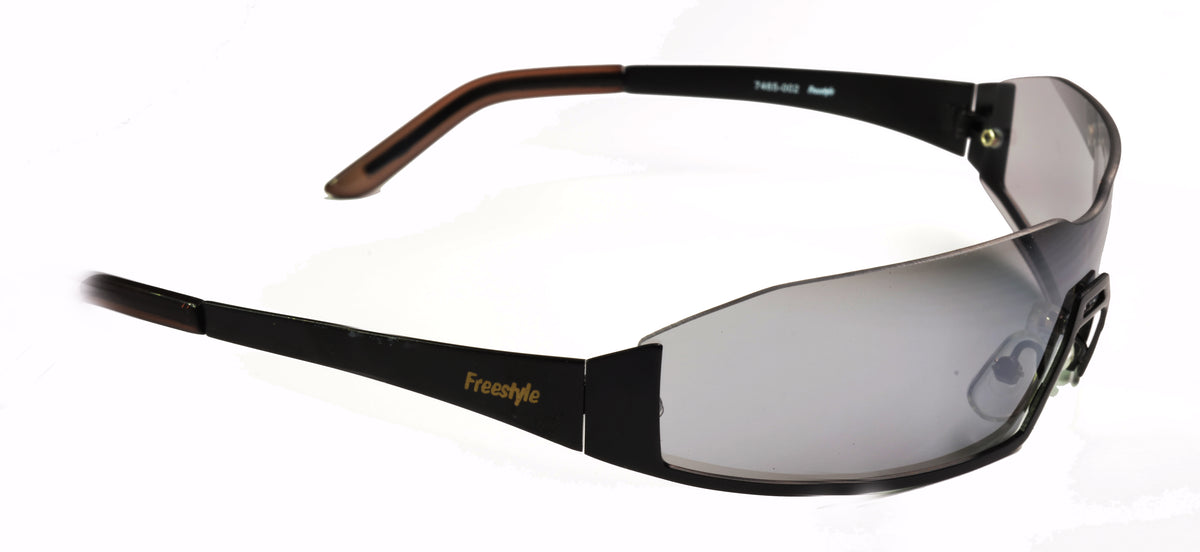 Freestyle Sonnenbrille 7465-002 in Schrägansicht – schwarze Bügel mit Freestyle-Schriftzug