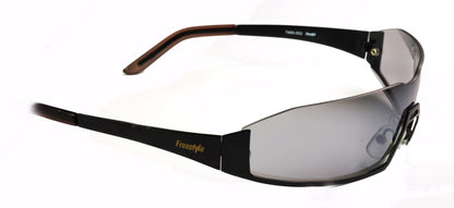 Freestyle Sonnenbrille 7465-002 in Schrägansicht – schwarze Bügel mit Freestyle-Schriftzug