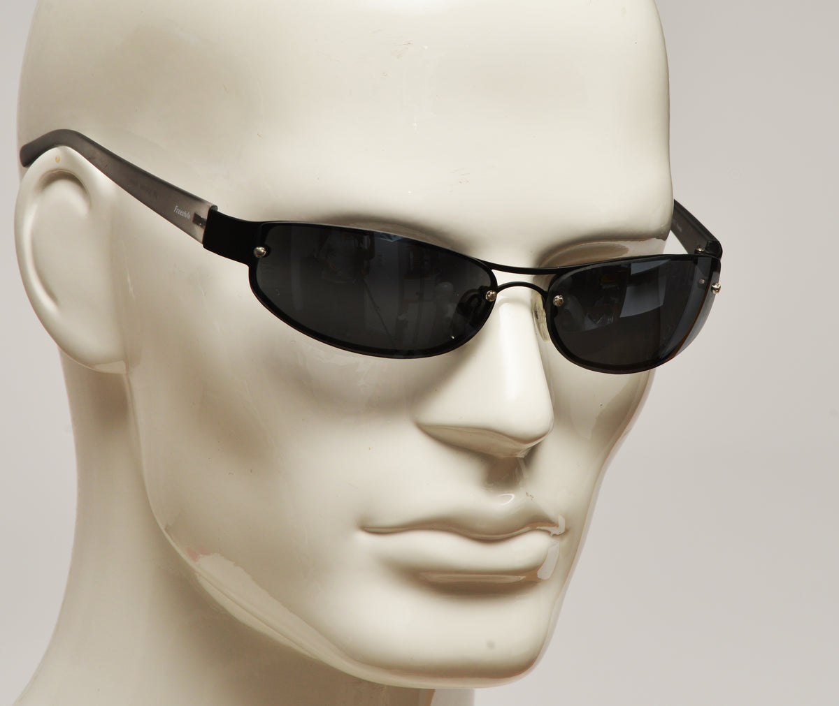 Freestyle Sonnenbrille 7471-002 mit schwarzer Metallfront, Kunststoffbügeln und dunkelgrauen Gläsern