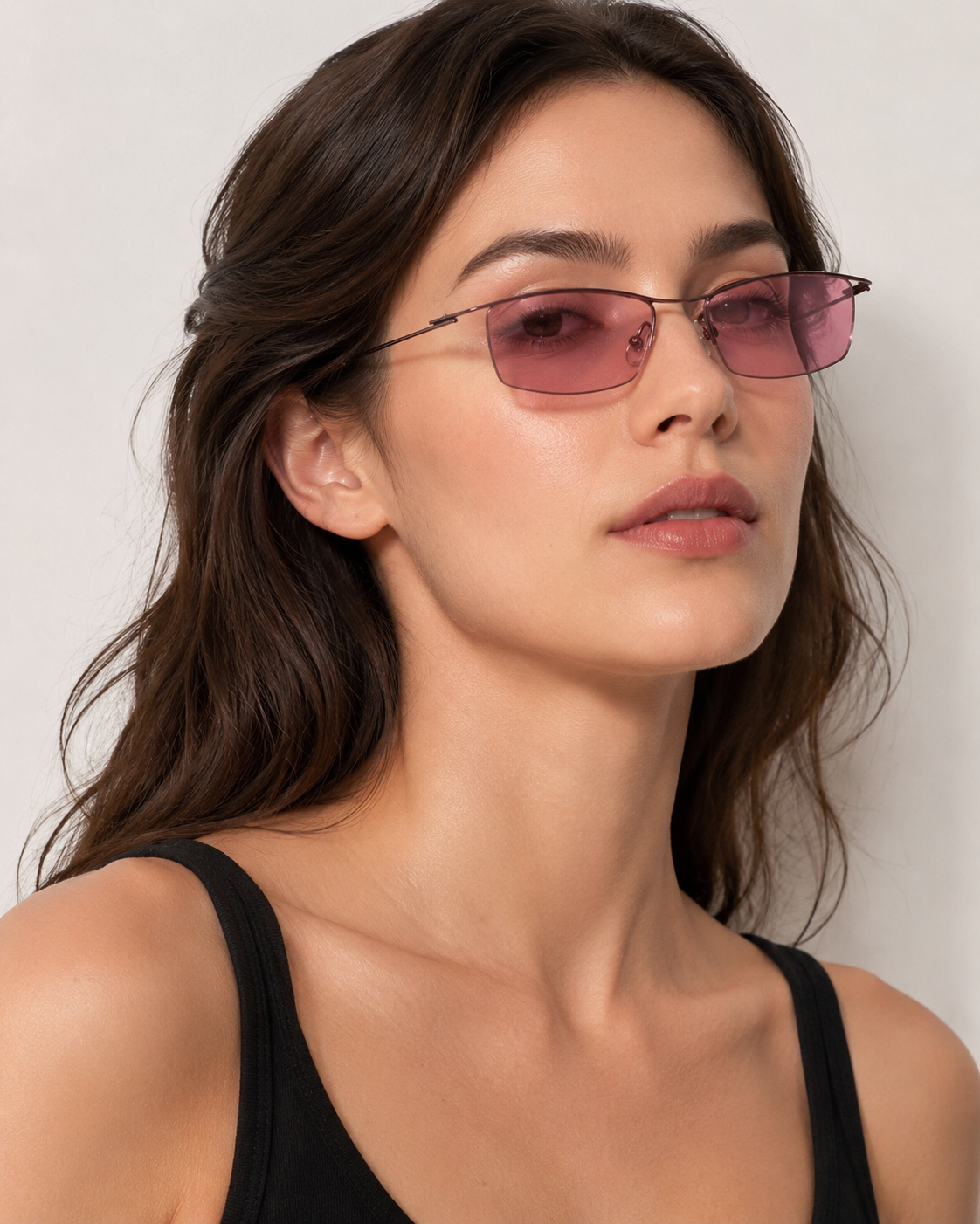 Damenmodel traegt die Freestyle Sonnenbrille Aubergine mit rosa Glaesern