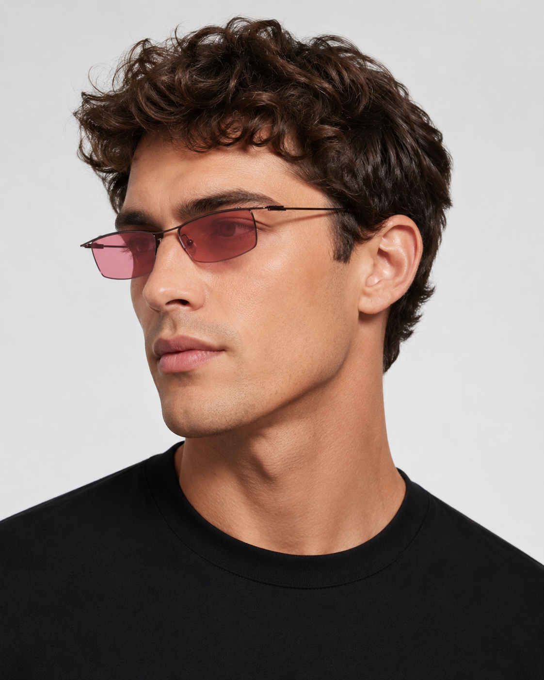 Herrenmodel traegt die Freestyle Sonnenbrille Aubergine mit rosa Glaesern
