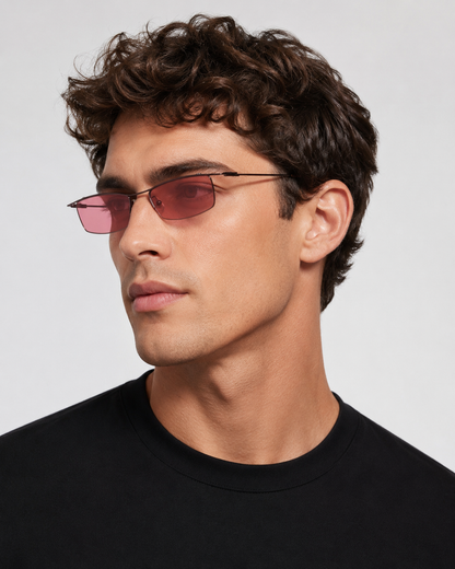 Herrenmodel traegt die Freestyle Sonnenbrille Aubergine mit rosa Glaesern