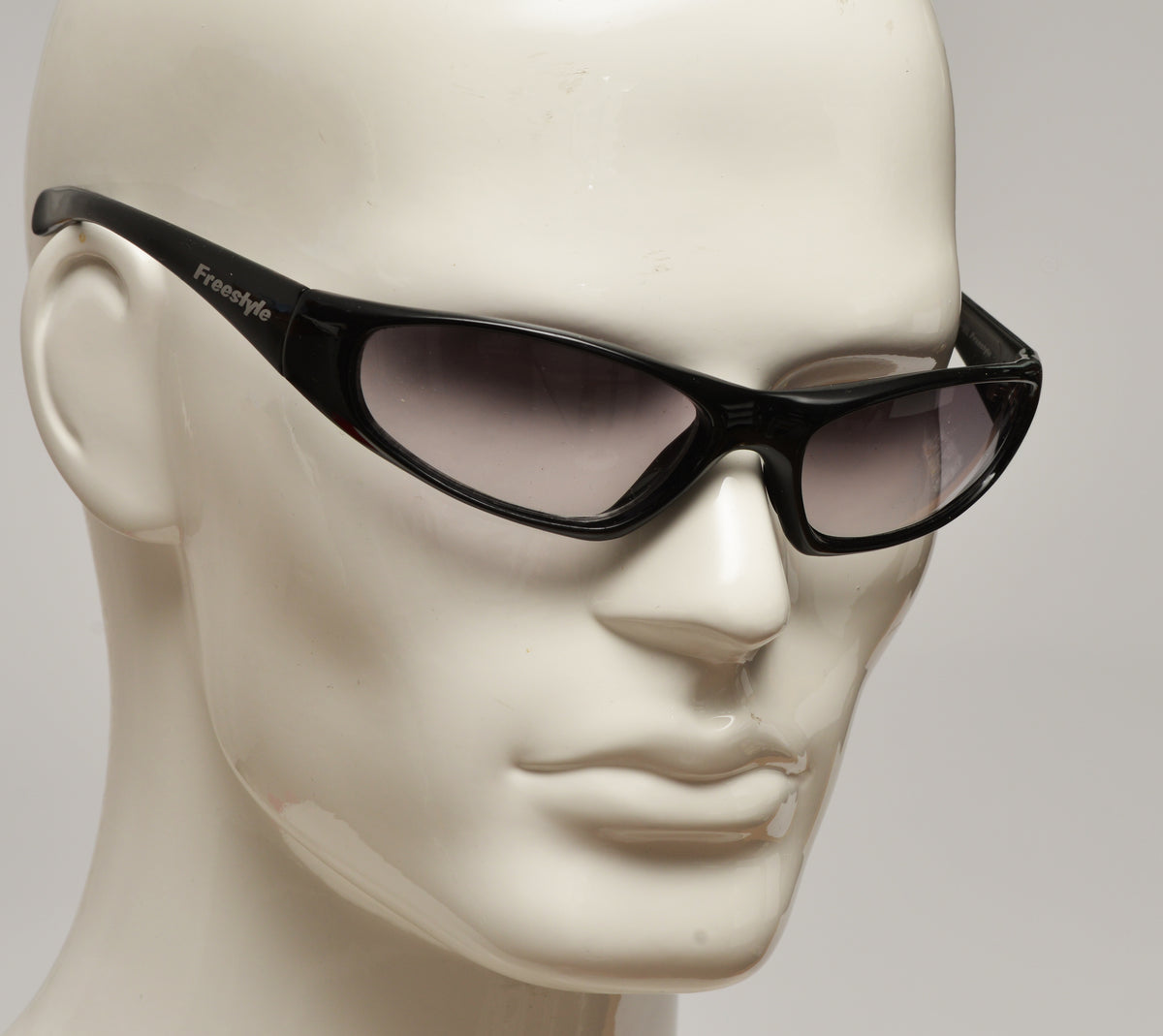 Freestyle Sportbrille 7460-002 mit schwarzem Kunststoffrahmen und grau getönten Gläsern