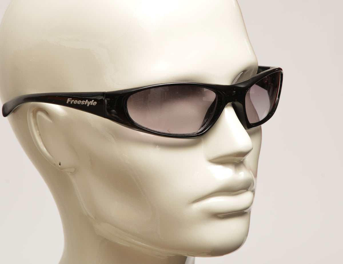 Unisex-Sportbrille Freestyle 7460-002 mit schwarzem Kunststoffrahmen und grau getönten Gläsern