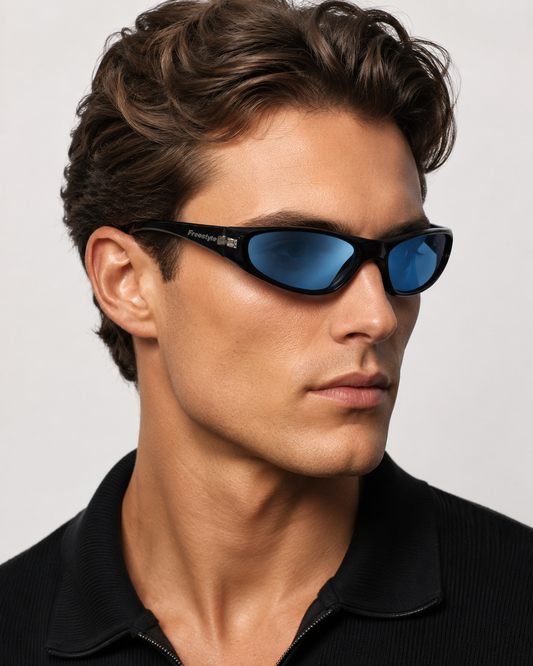 Mann trägt die schwarze Freestyle Sportbrille mit blauen UV-400-Gläsern