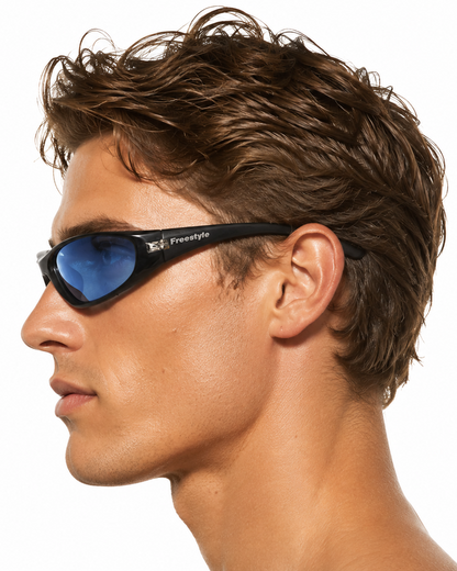 Mann trägt die Freestyle Sportbrille mit blauen Gläsern im Seitenprofil