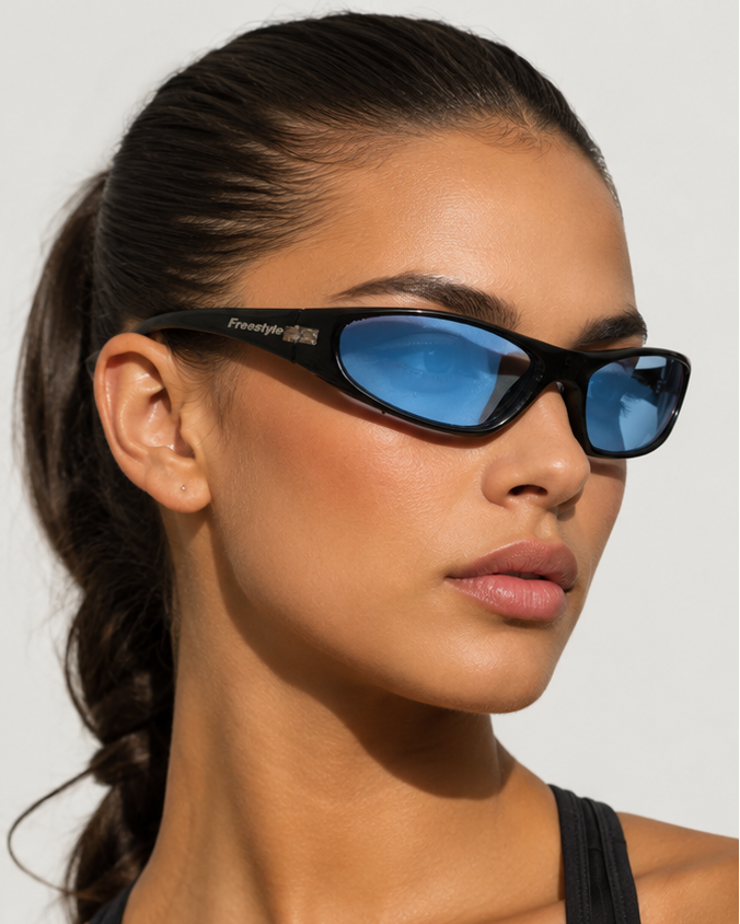 Freestyle Unisex Sportbrille mit blauen Gläsern getragen von Frau und Mann