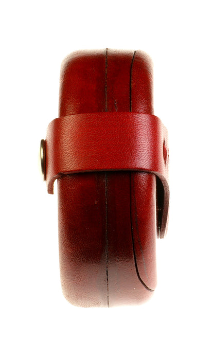 Relict Rundbox Hellbraun, 60 mm – handgefertigte Hartleder-Box mit Karabiner