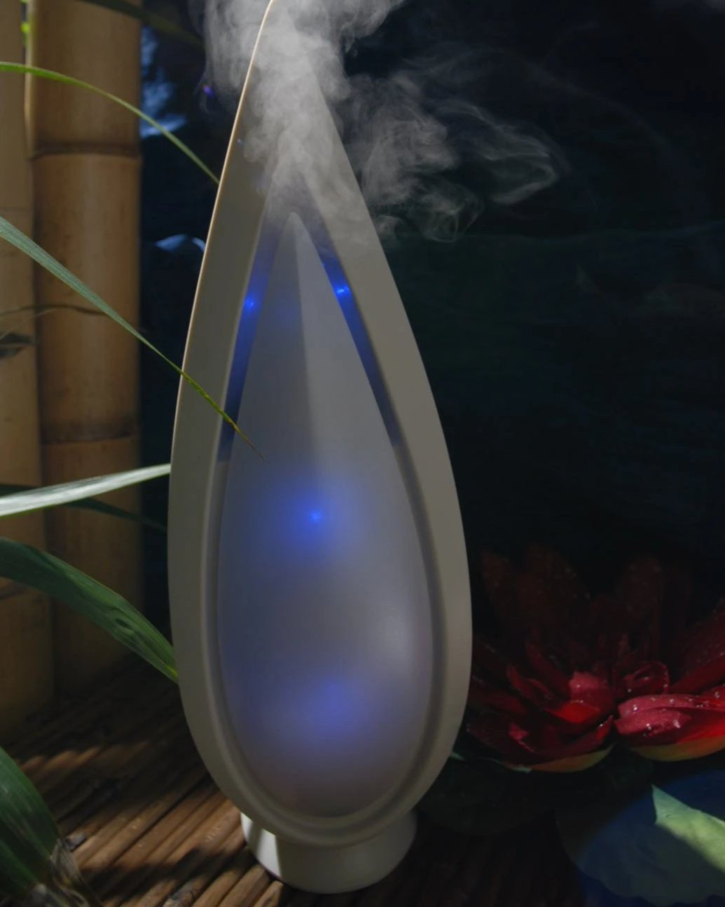 Aroma Leaf Ultraschall-Diffusor AL-01 in Apricot mit aufsteigendem Nebel