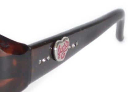 Bügeldetail der Guess GU T-107 mit rosa Herzlogo und weissen Strasssteinen