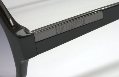 Detail des Logos am Bügelgelenk der Karl Lagerfeld KL 606S-001