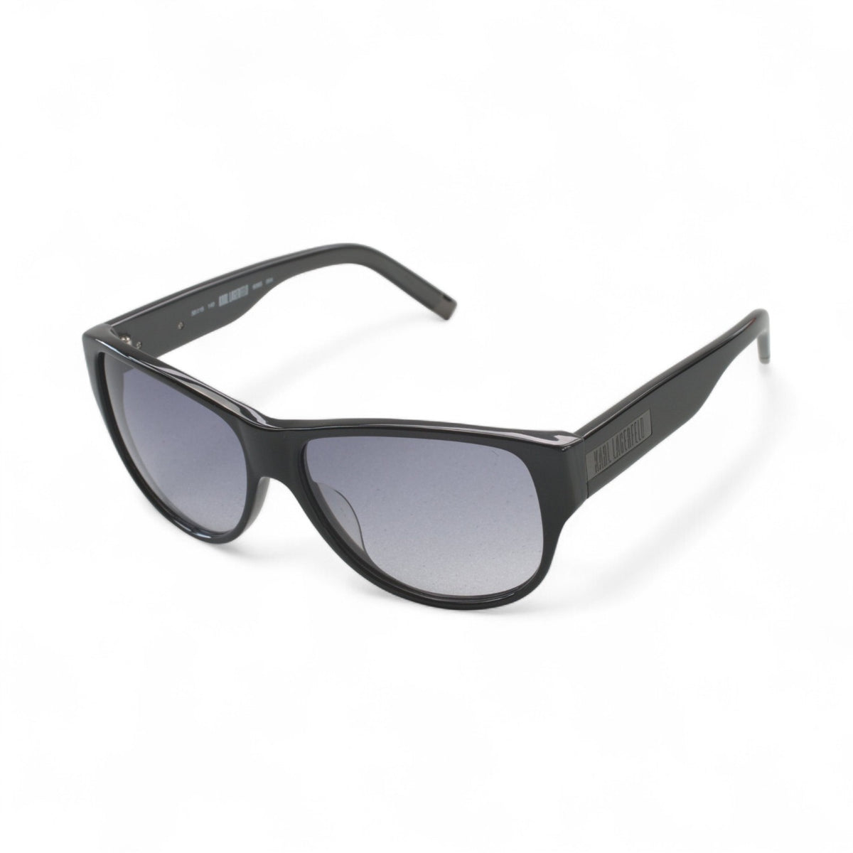 Karl Lagerfeld KL 608S-001 in Schwarz, Seitenansicht mit Logo am Gelenk