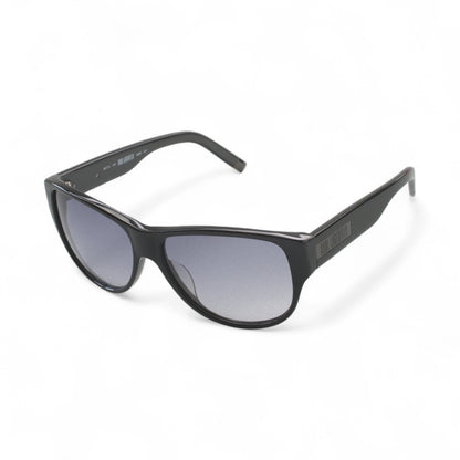 Karl Lagerfeld KL 608S-001 in Schwarz, Seitenansicht mit Logo am Gelenk