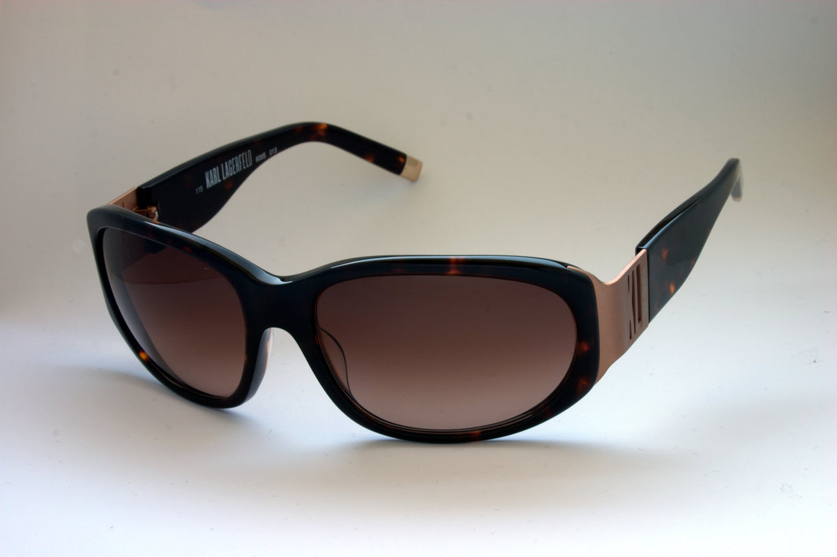 Karl Lagerfeld KL 609S-013 in Schrägansicht – dunkler Rahmen, Havanna-Bügel, braune Verlaufsgläser