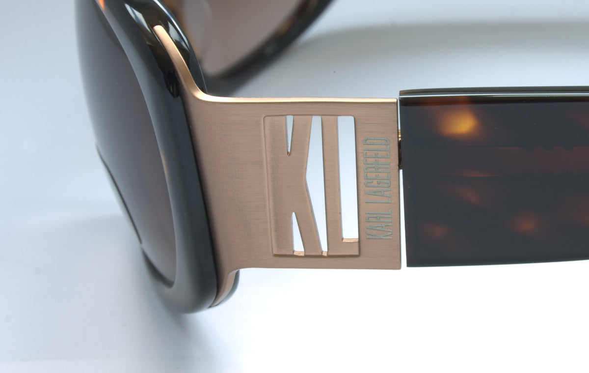 Detail der Karl Lagerfeld KL 609S-013: metallenes KL-Element am Havanna-Bügel