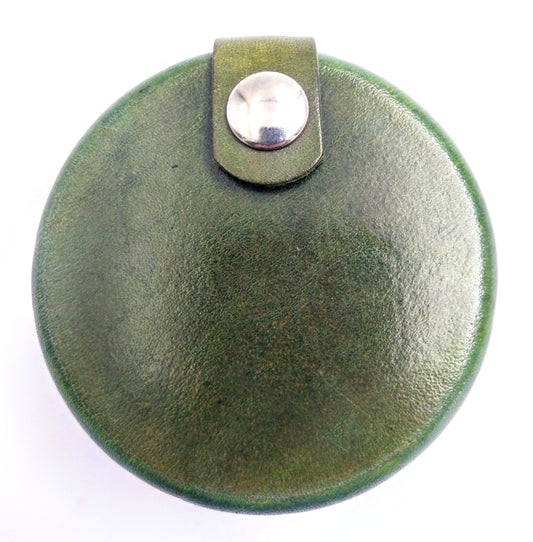 Relict Leder Roundbox in Grün – runde Hartleder-Box, handgefertigt