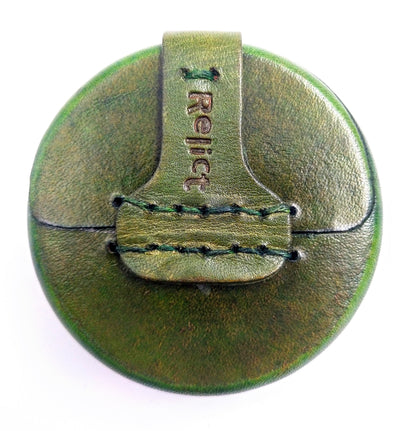 Grüne Relict Roundbox aus pflanzlich gegerbtem Puszta-Rindsleder, 60 mm Durchmesser