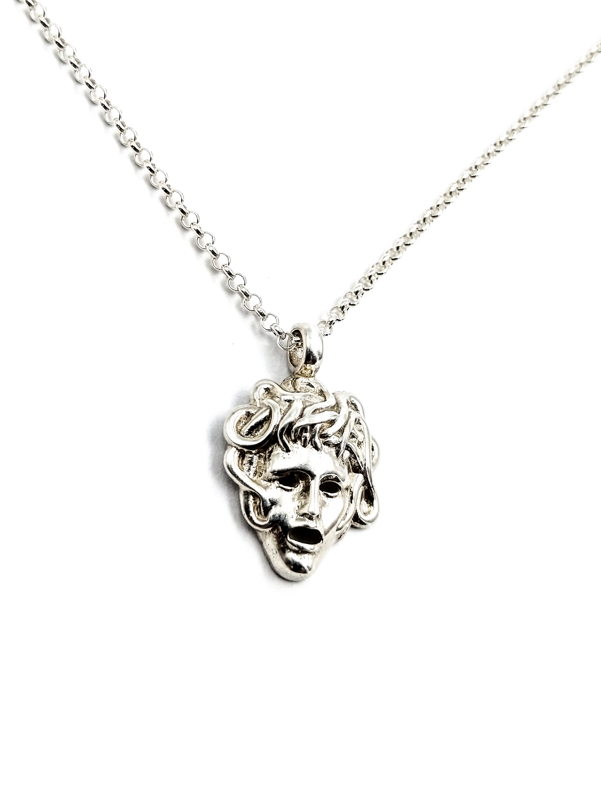Medusa-Maske als Silberanhänger von Relict, weitere Ansicht